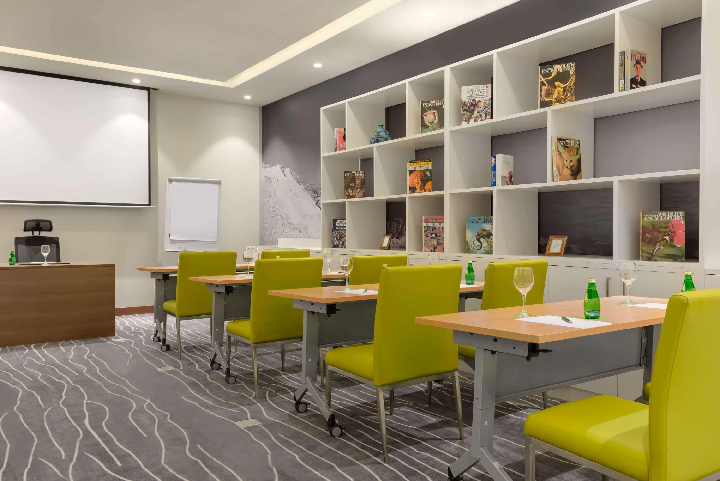 Wyndham Garden Al Khuwair Hotel 4*