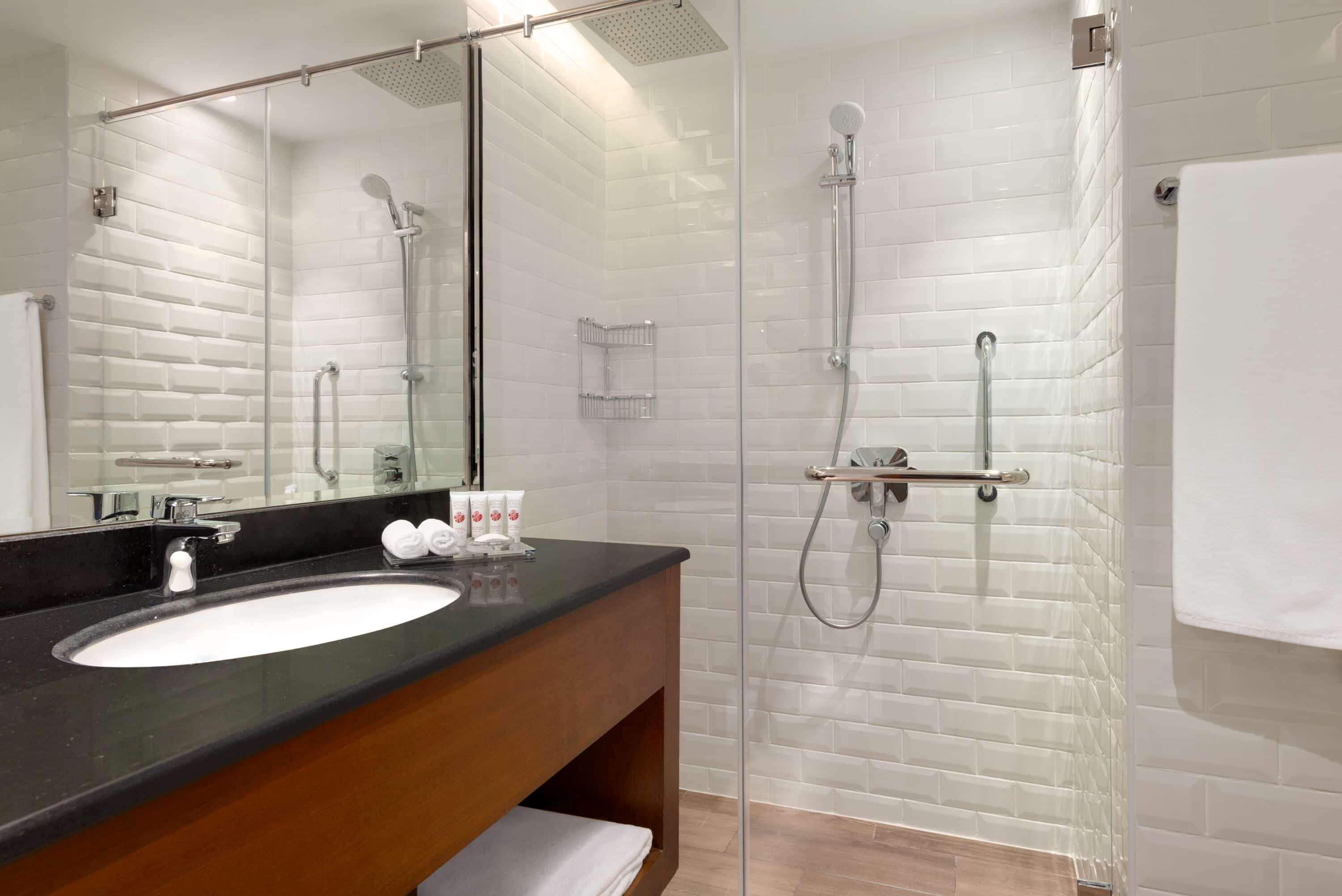 Wyndham Garden Al Khuwair Hotel 4*